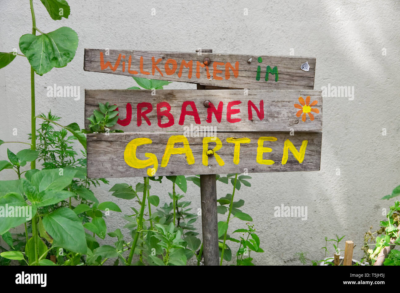 Deutschland, Berlin-Mitte, willkommen anmelden, um Urban Gardening Stockfoto