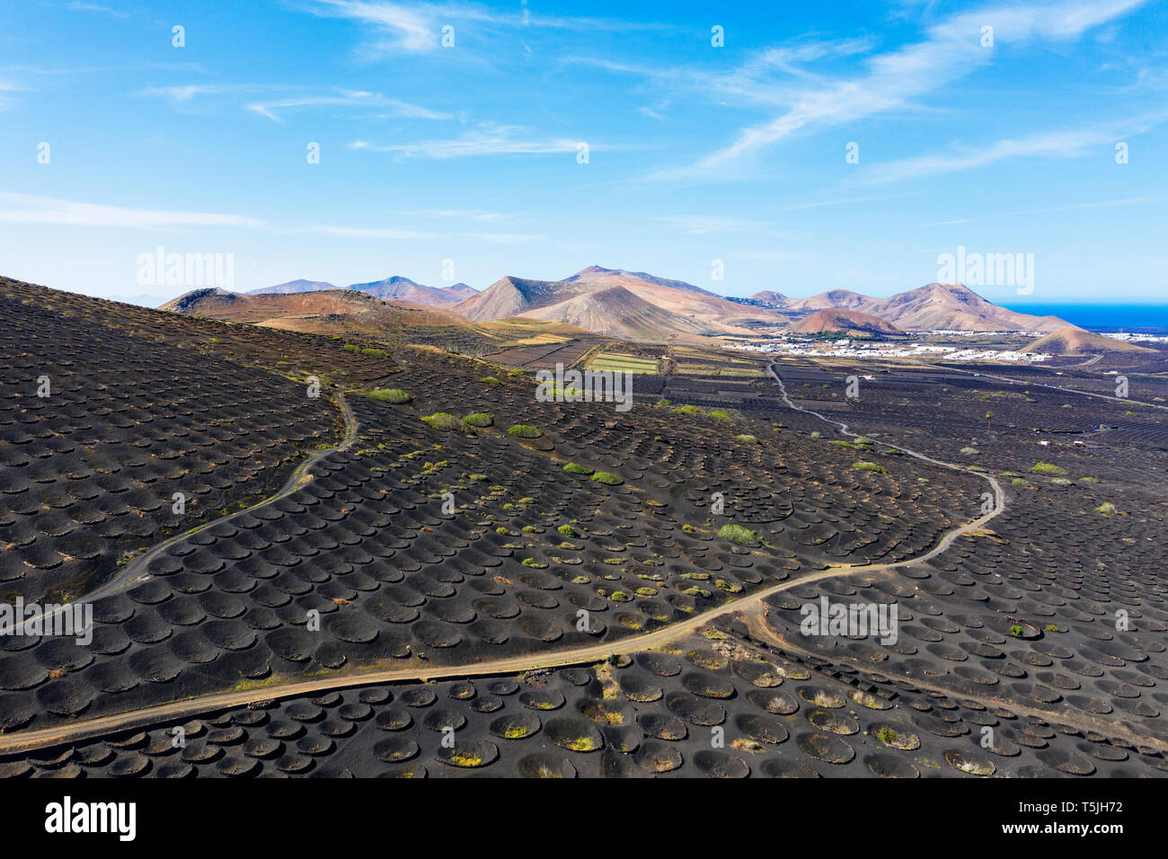 Spanien, Kanarische Inseln, Lanzarote, Weinanbaugebiet La Geria Dörfer Uga und Yaiza, Ajaches Berge, Luftaufnahme Stockfoto