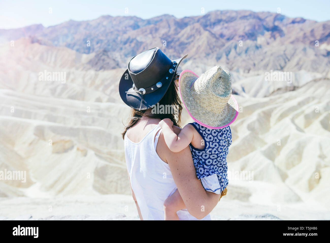 USA, Kalifornien, Death Valley National Park, 20 Mule Team Canyon, Rückansicht von Mutter und Baby girl Stockfoto