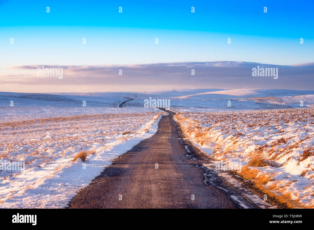 Großbritannien, Schottland, East Lothian, Lammermuir Hills, der Straße im Schnee. Stockfoto