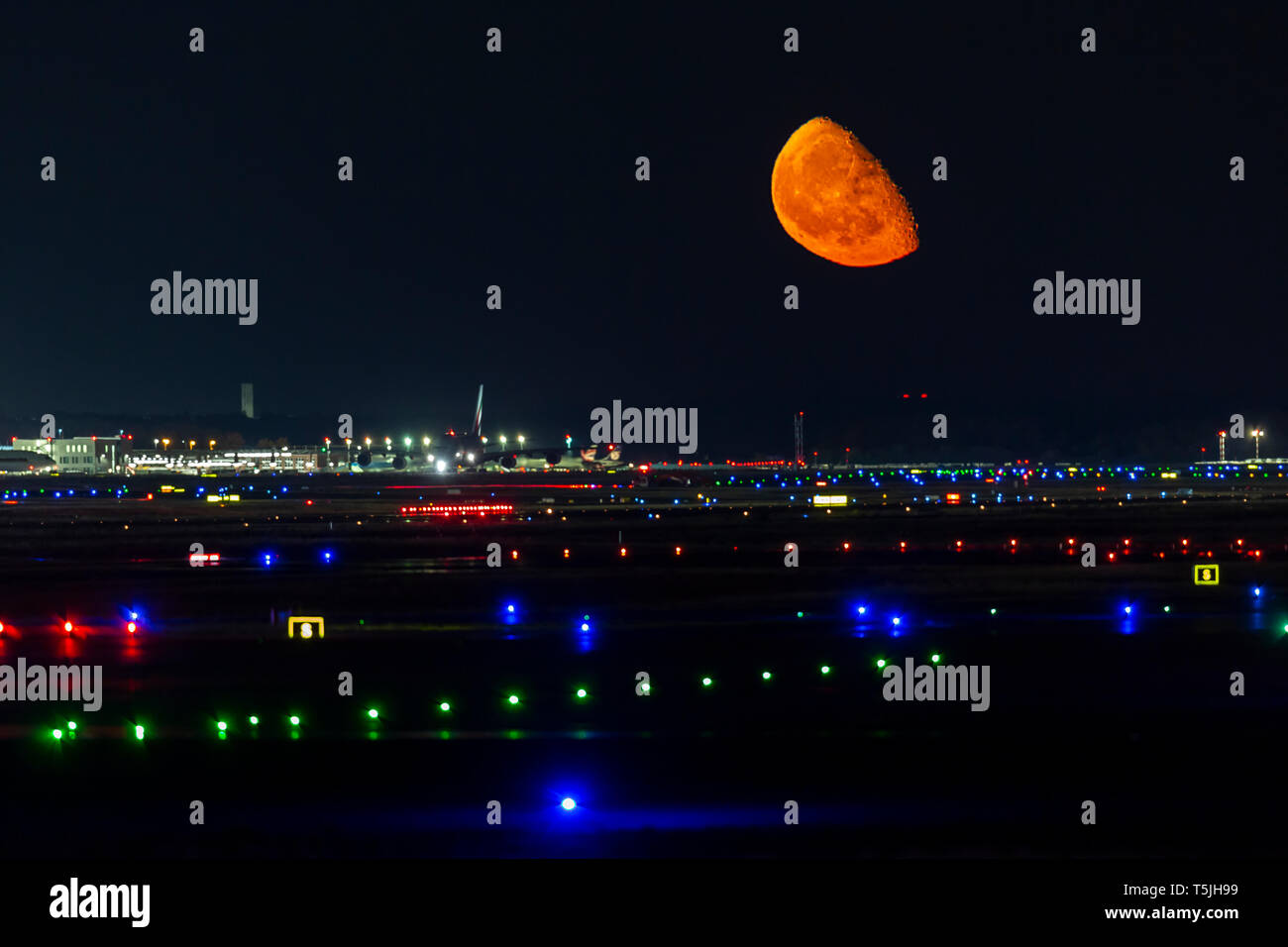Deutschland, Frankfurt am Main, Mondaufgang über Start- und Landebahn Stockfoto