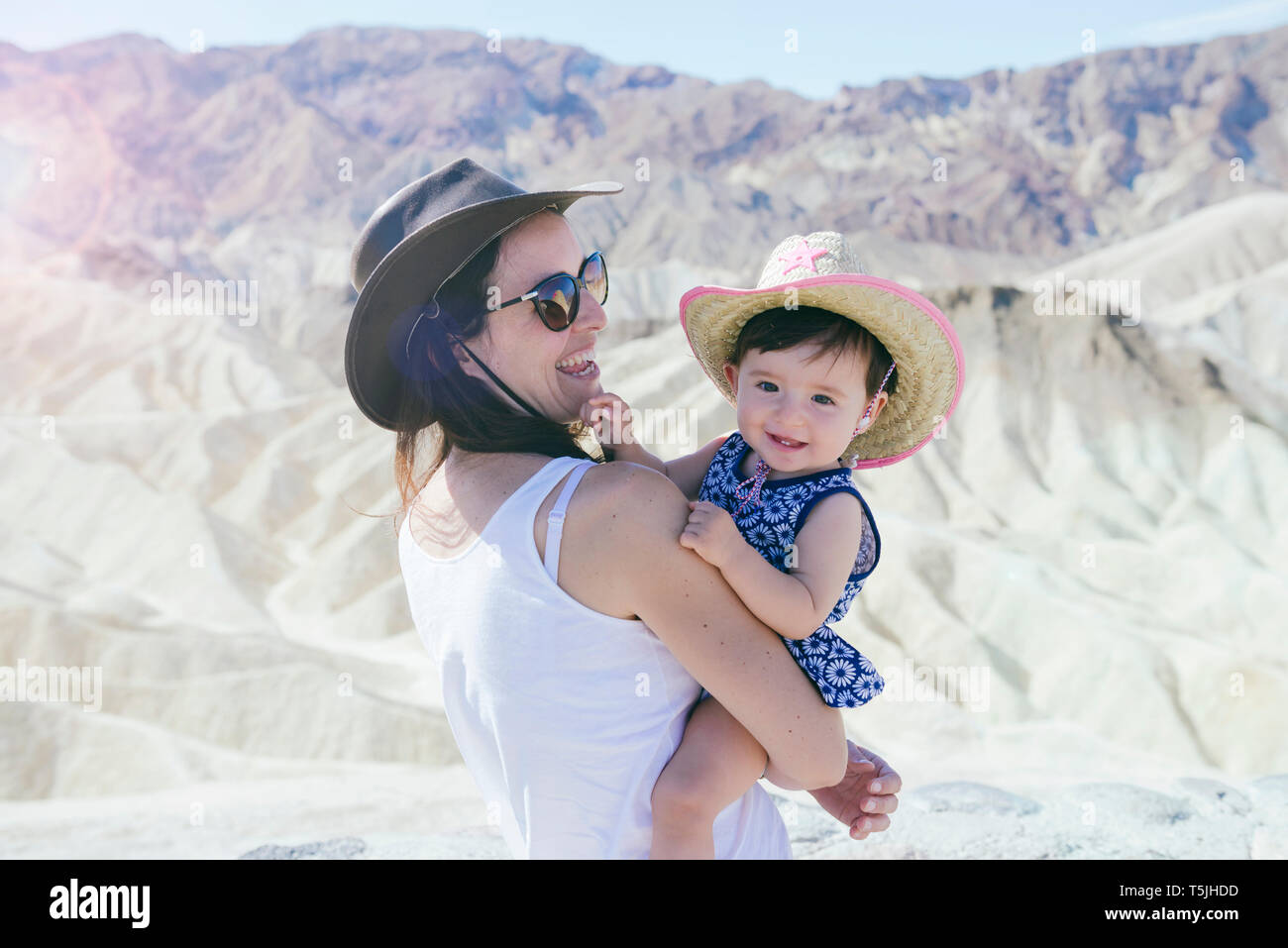 USA, Kalifornien, Death Valley National Park, 20 Mule Team Canyon, glückliche Mutter und Baby girl Stockfoto