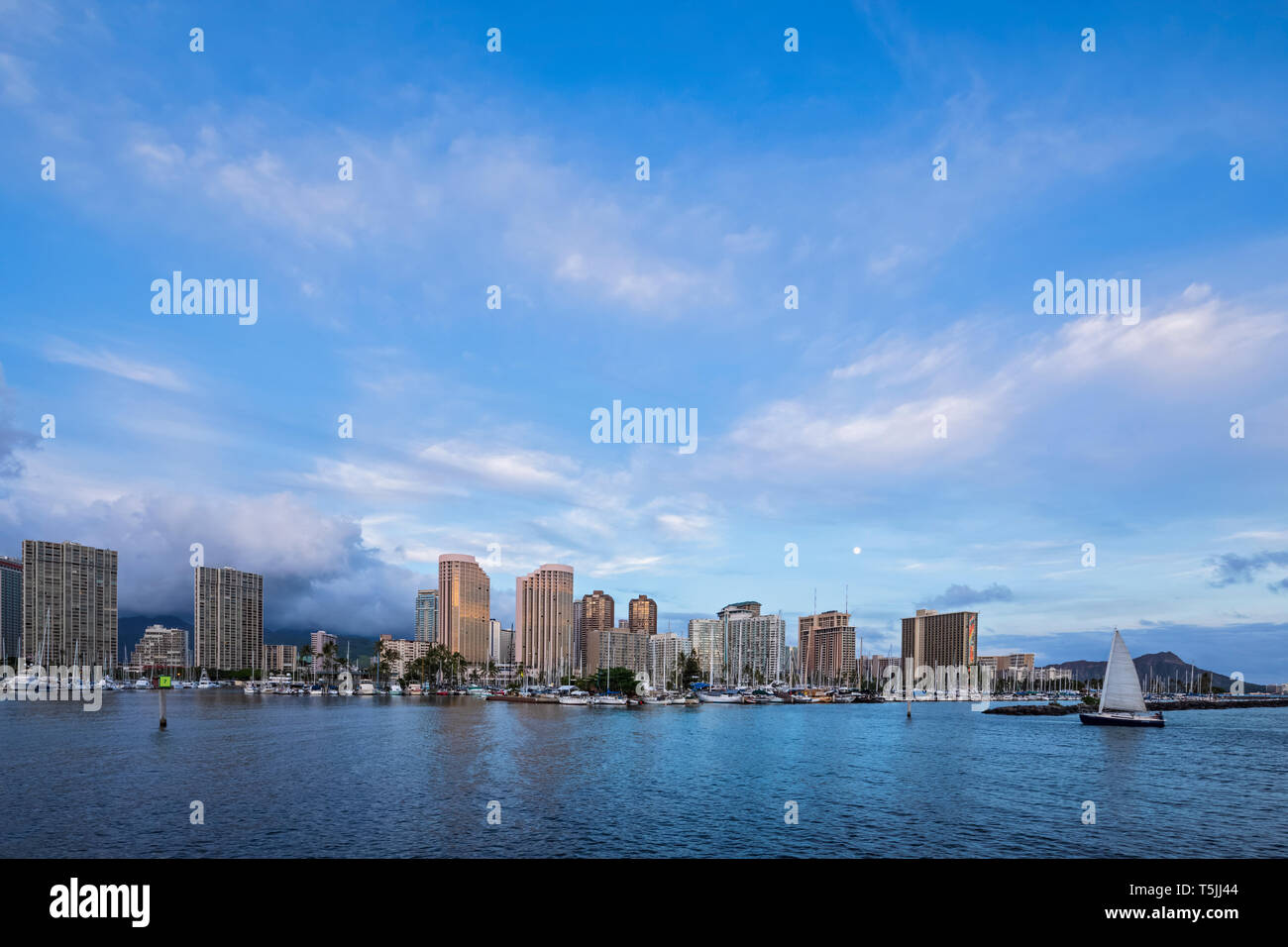 USA, Hawaii, Oahu, Honolulu an der blauen Stunde Stockfoto