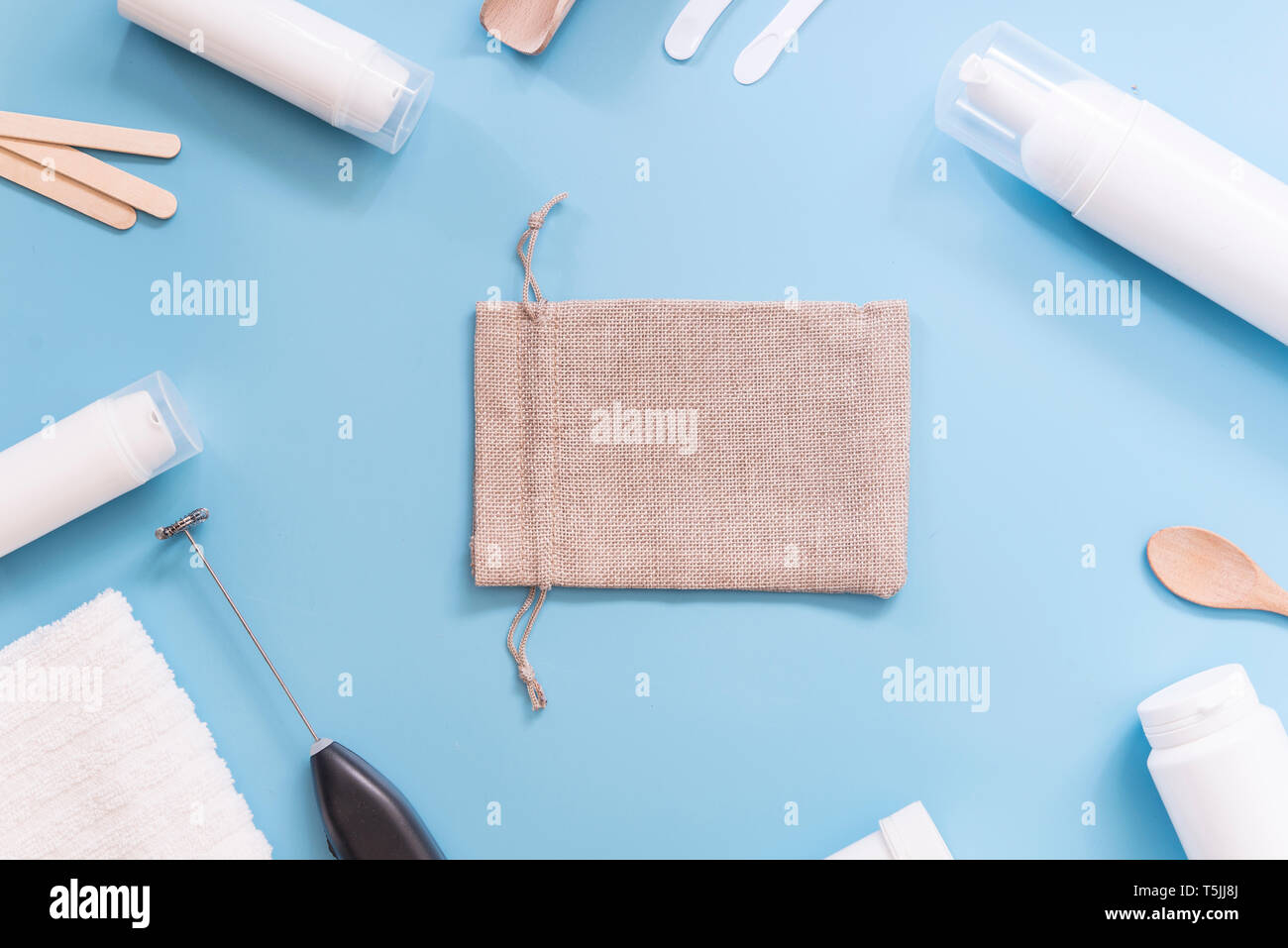 Kit eigene Kosmetik, Creme, Sackleinen, Tasche auf blauem Hintergrund zu machen Stockfoto