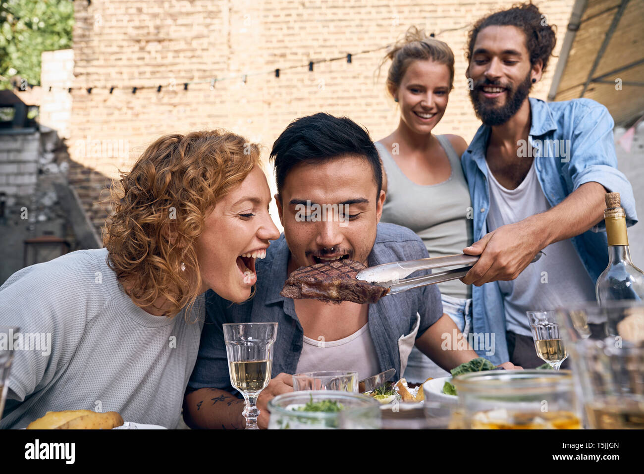 Freunde Spaß an einem Grillfest, Essen Stockfoto