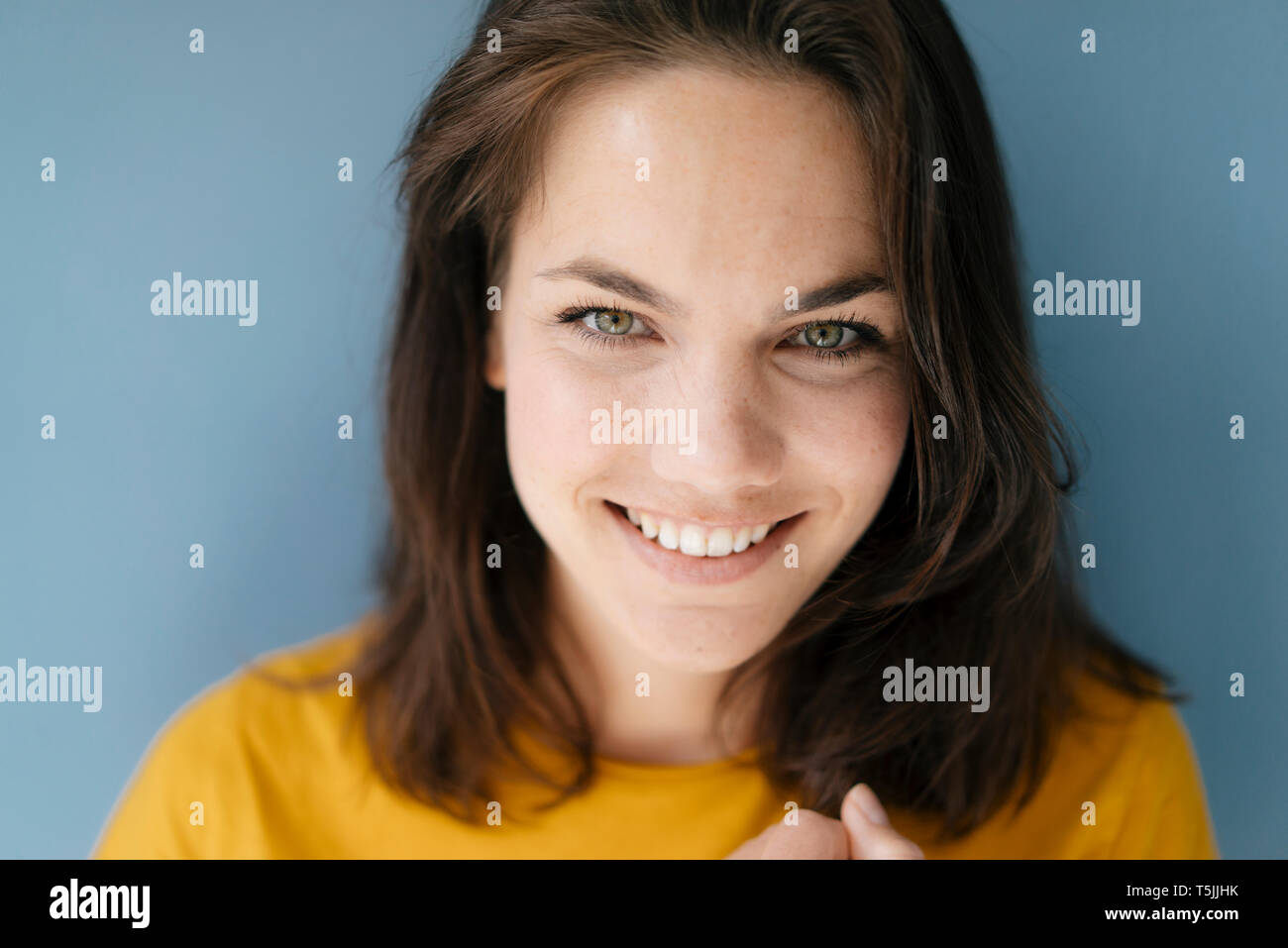 Portrait einer hübschen Frau, glücklich lächelnd Stockfoto