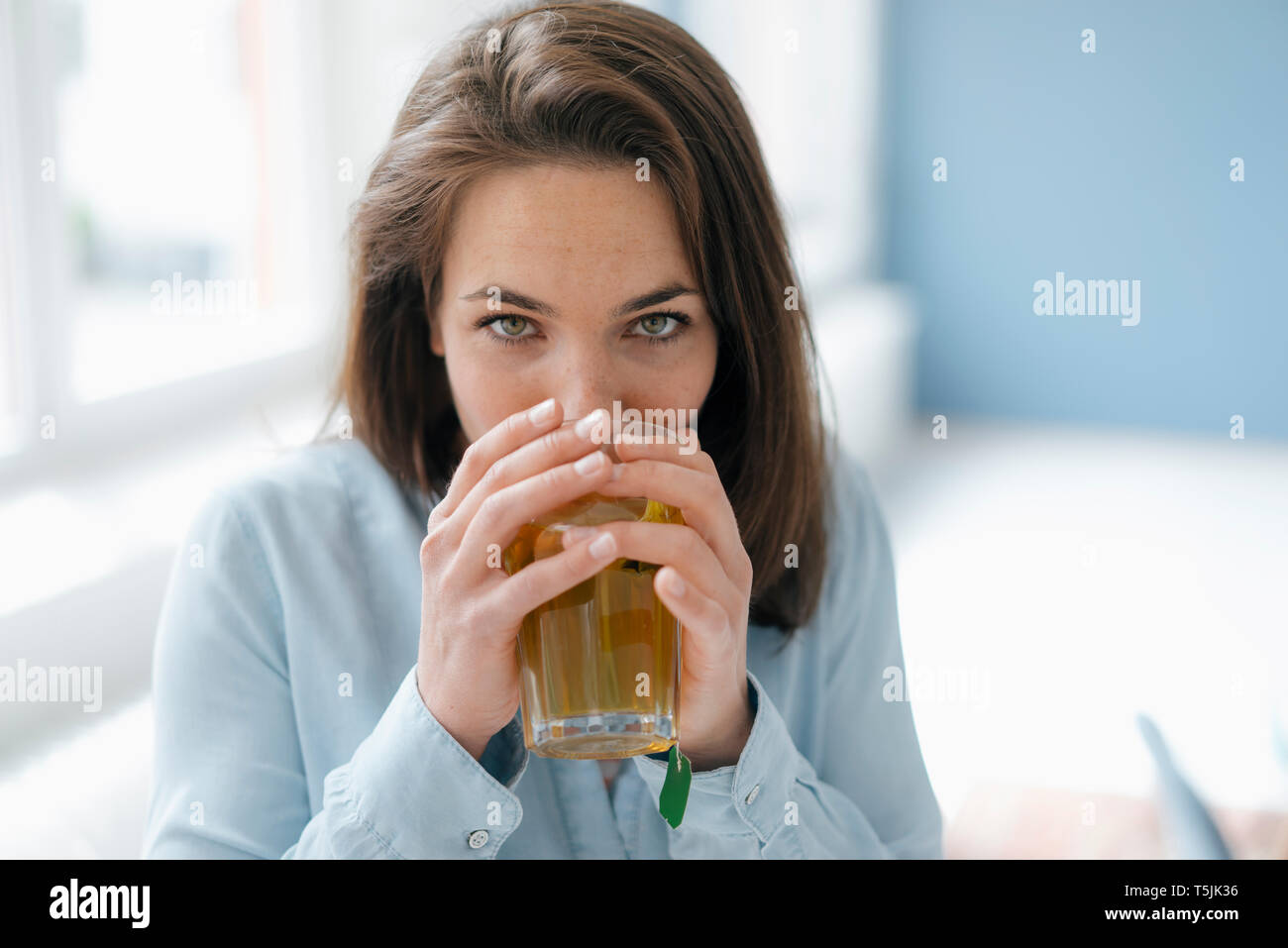 Pretty Woman Tee trinken aus einem Glas Stockfoto