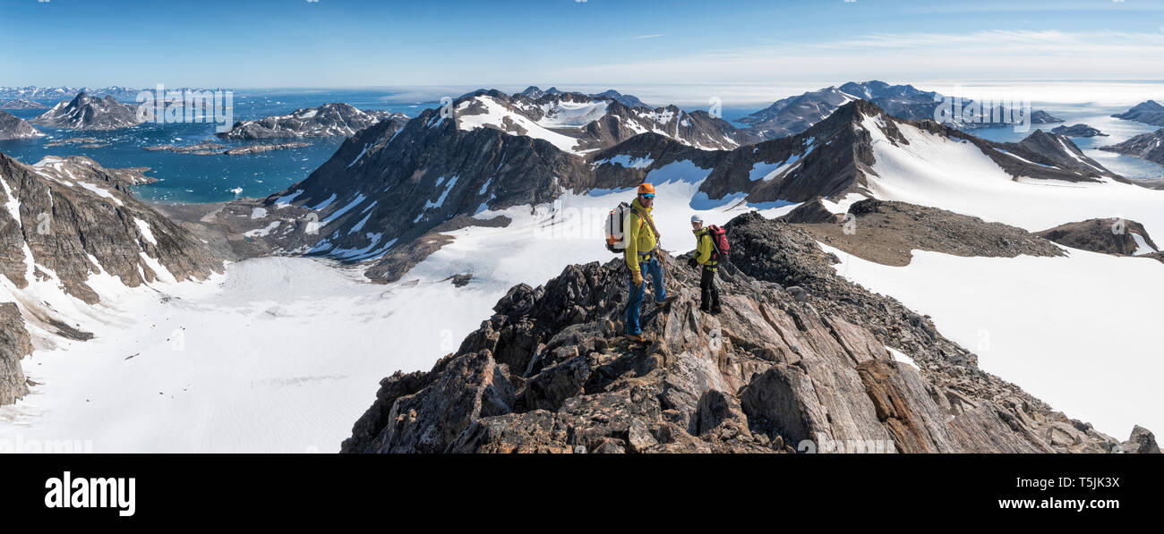 Grönland, Sermersooq, Kulusuk, Schweizerland Alpen, Bergsteiger auf dem Gipfel Stockfoto