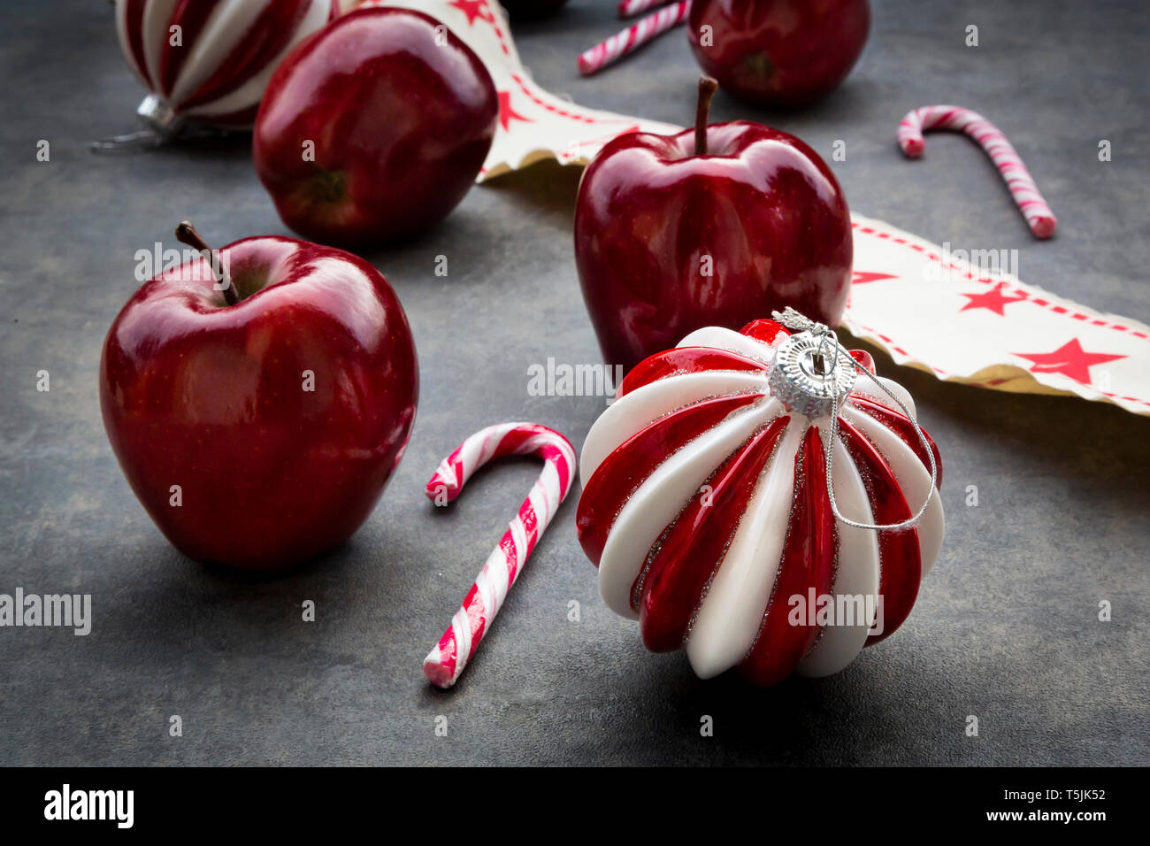 Weihnachten Äpfel, Zuckerstangen und Dekoration Stockfoto