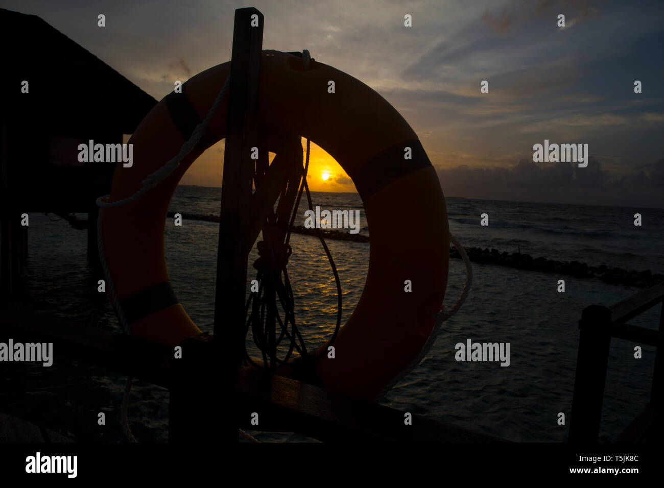 Malediven, Rettungsring und den Sonnenuntergang über dem Meer Stockfoto Malediven, Rettungsring und den Sonnenuntergang über dem Meer Stockfoto
