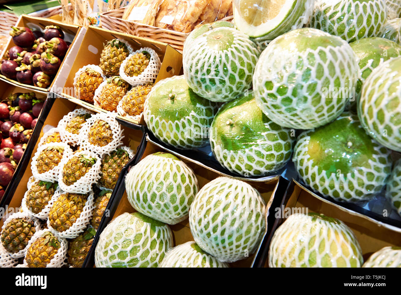 Früchte pomelo und Ananas auf dem Markt Zähler Stockfoto