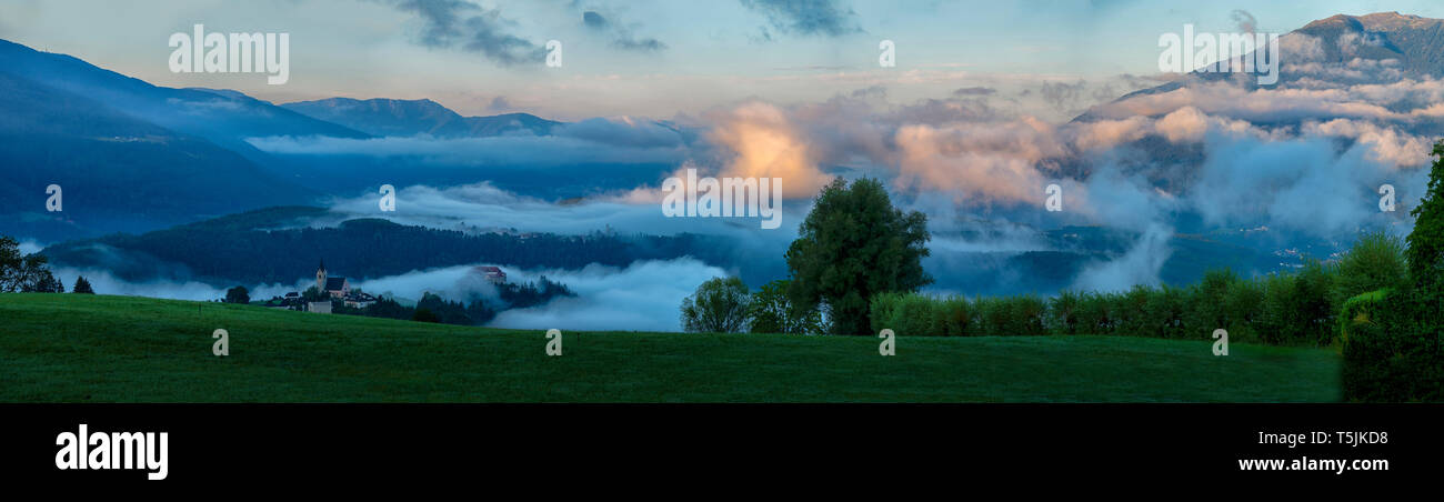 Italien, Trentino, Südtirol, Pustertal, Rodeneck bei Sonnenaufgang Stockfoto