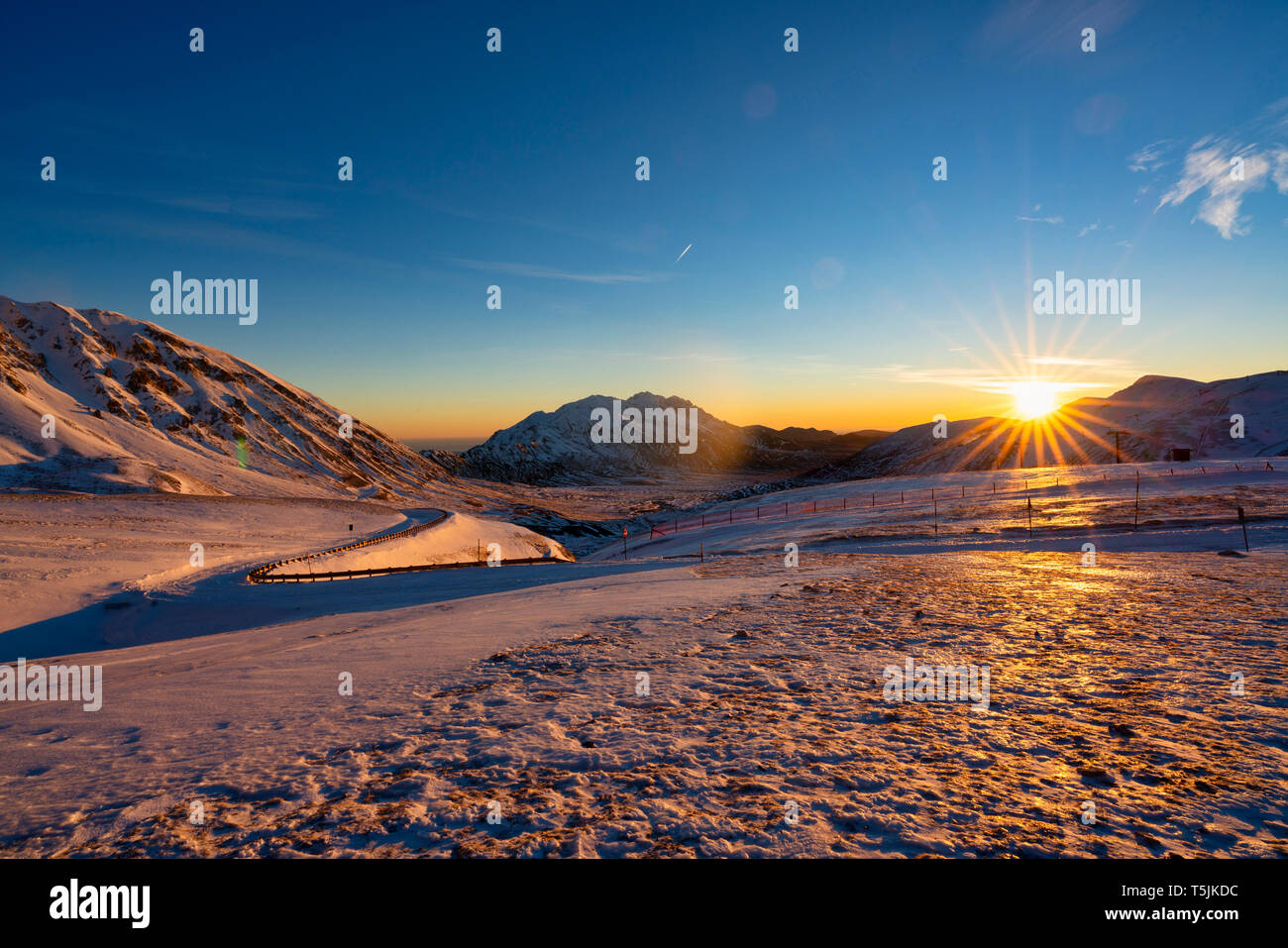 Italien, Abruzzen, Gran Sasso und Monti della Laga Park, camicia Berg bei Sonnenaufgang im Winter Stockfoto