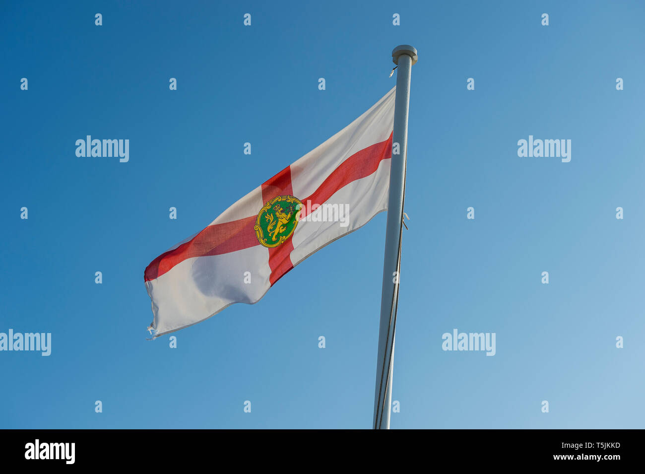 Grossbritannien, Kanalinseln, Alderney, Flagge von Alderney gegen den blauen Himmel Stockfoto