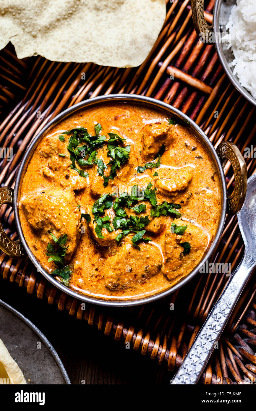 Indian Butter Chicken mit Reis und Papadam Stockfoto