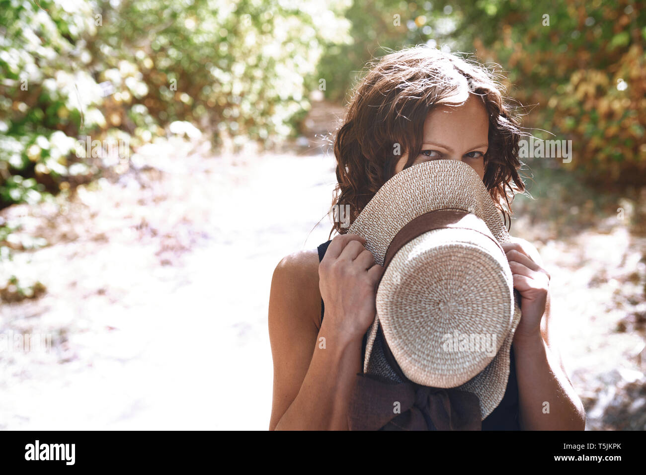 Portrait von flirty Frau in der Natur Stockfoto