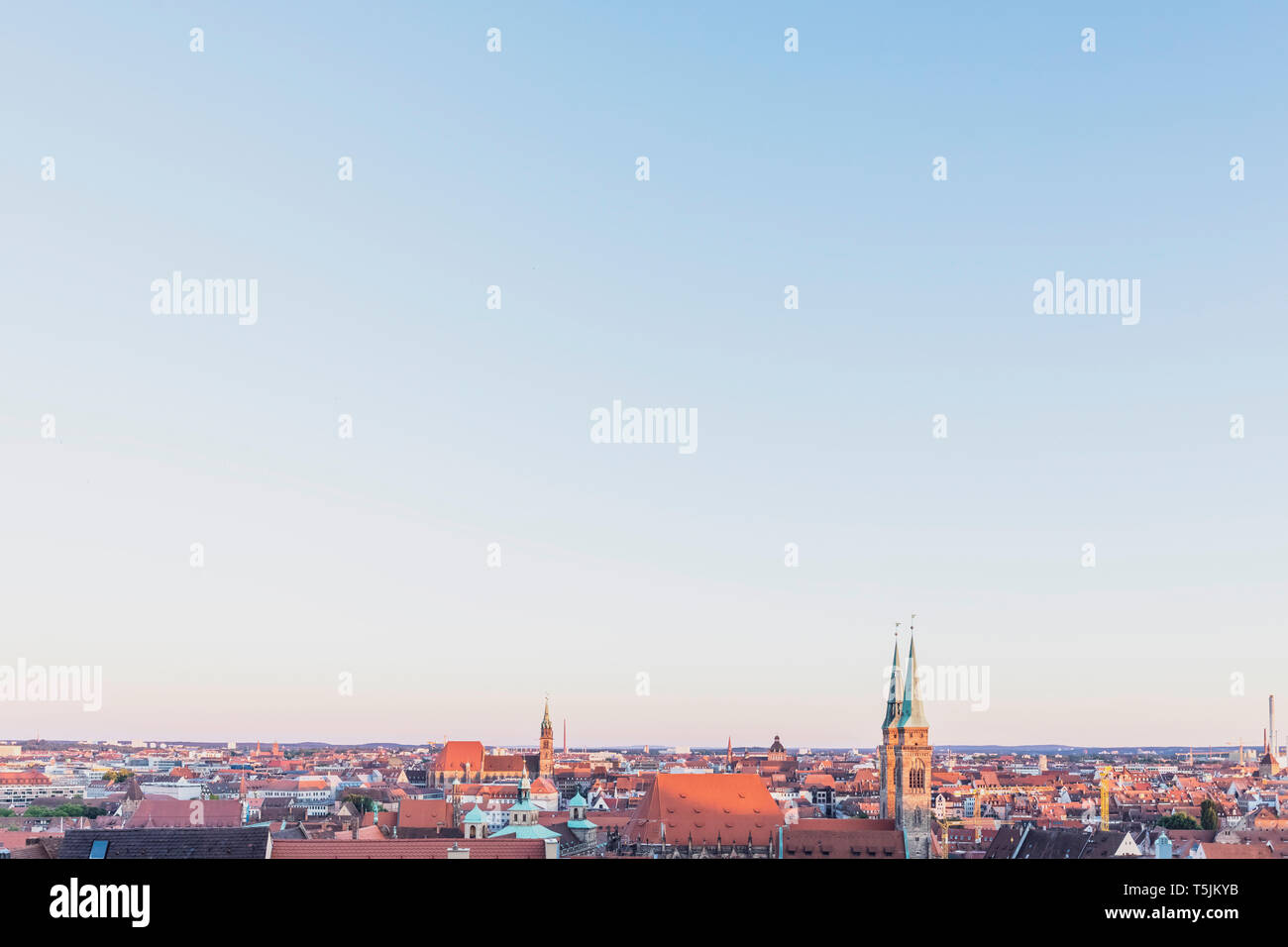 Deutschland, Nürnberg, Altstadt, Stadtbild mit St. Sebaldus Kirche, Abendhimmel Stockfoto