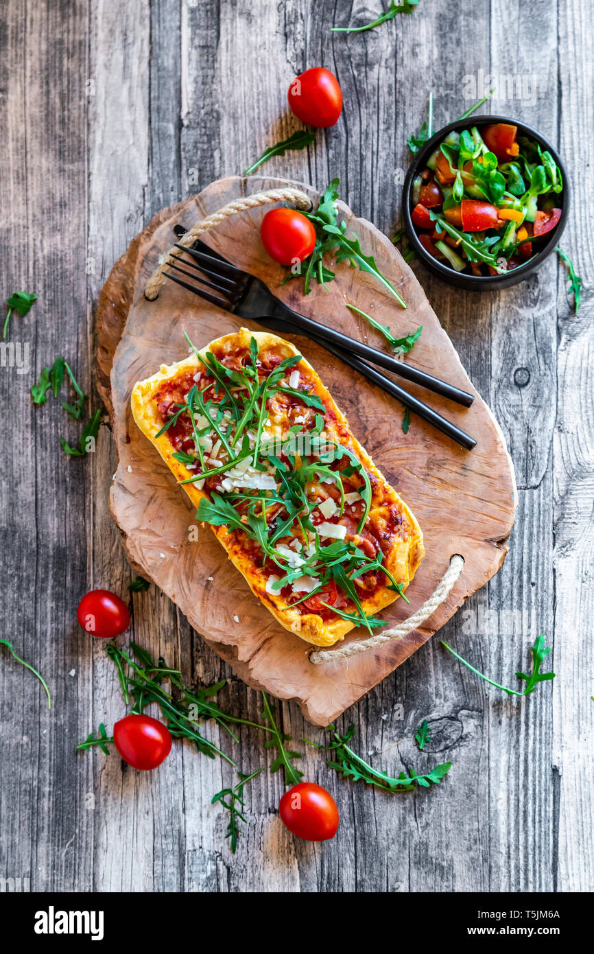 Hausgemachte Pizza mit Rucola und Parmaschinken, Tomaten und Parmesan Stockfoto