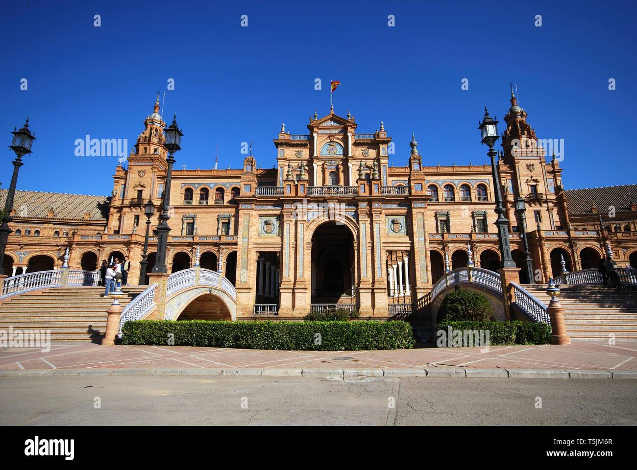 Ansicht des zentralen Gebäudes in der Plaza de Espana mit Stege im Vordergrund, Provinz Sevilla, Sevilla, Spanien. Stockfoto