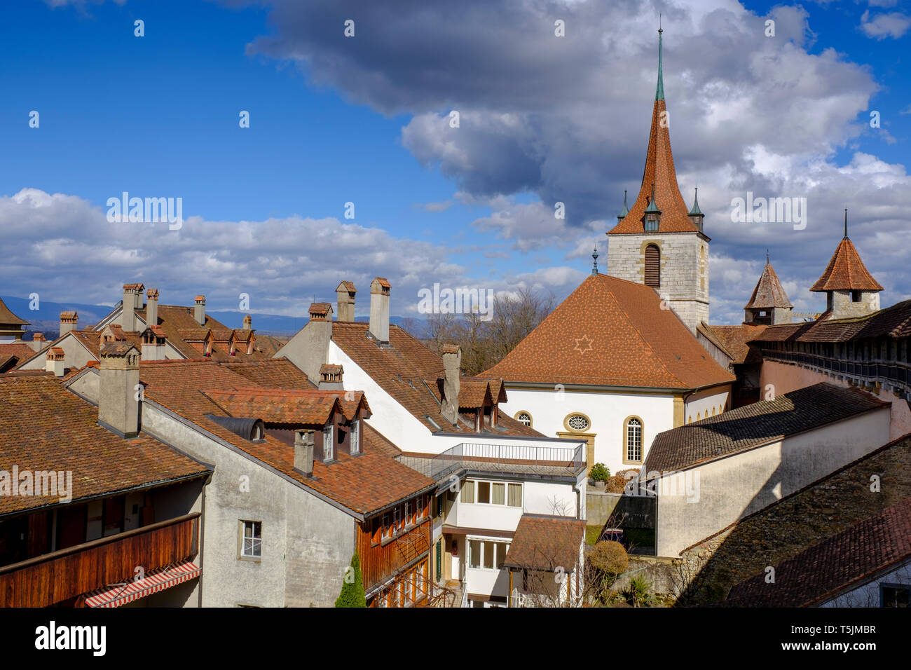 Schweiz, Freiburg, Murten, Blick über die Dächer der historischen Altstadt, mit der deutschen Kirche Stockfoto