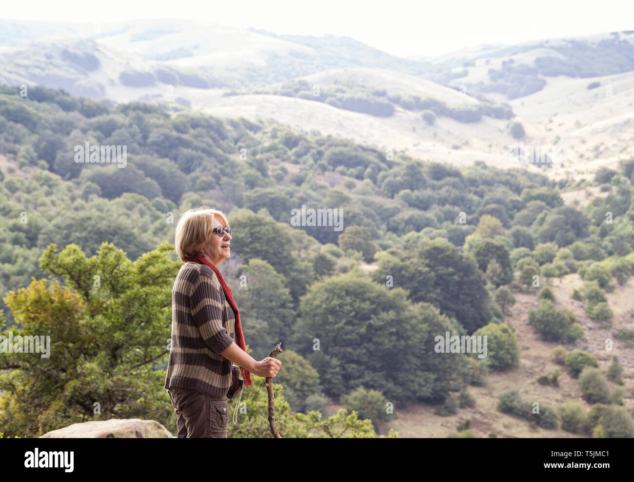 Italien, Sizilien, Castelbuono, Parco delle Madonie, Senior Frau wandern Stockfoto