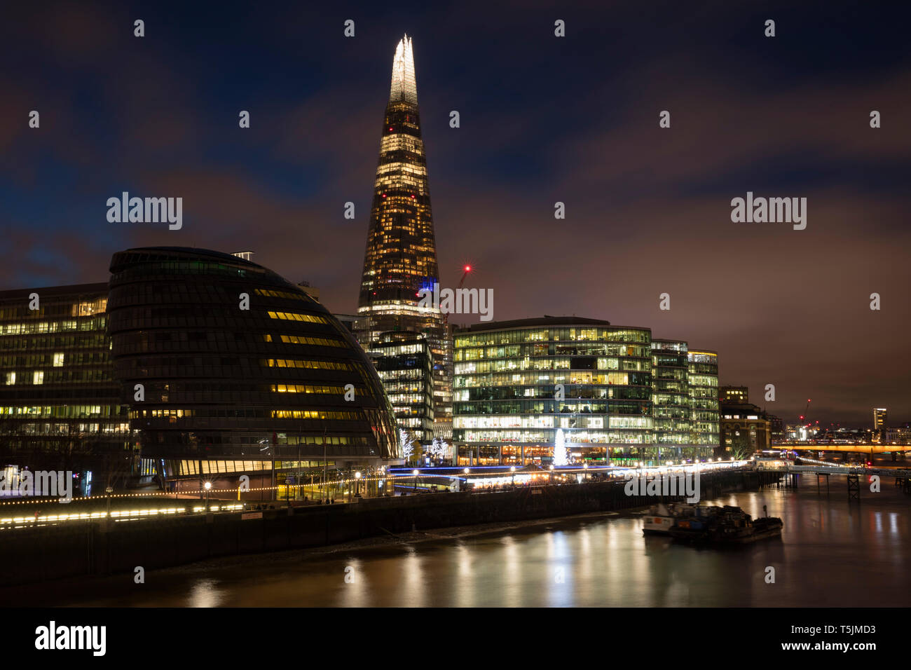 Vereinigtes Königreich, England, London, Southwalk, Themse mit Rathaus und der Shard bei Nacht Stockfoto