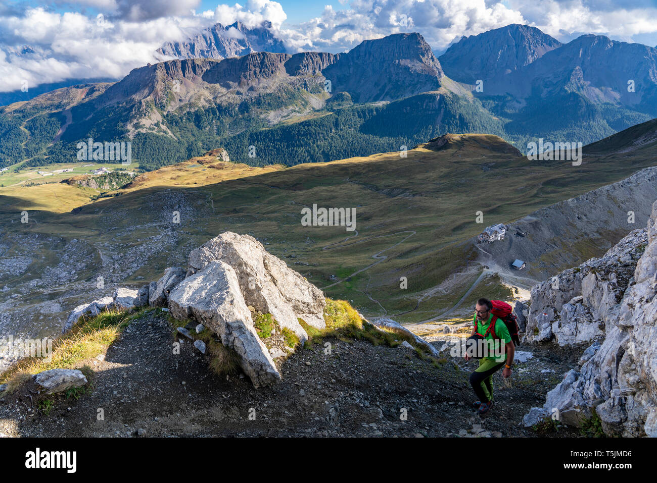 Italien, Venetien, Dolomiten, San Pellegrino Pass, Bergsteiger wandern in der Nähe von Paradiso Berghütte Stockfoto