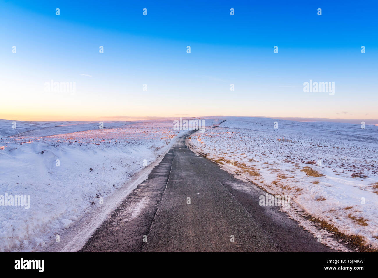 Großbritannien, Schottland, East Lothian, Lammermuir Hills, der Straße im Schnee. Stockfoto