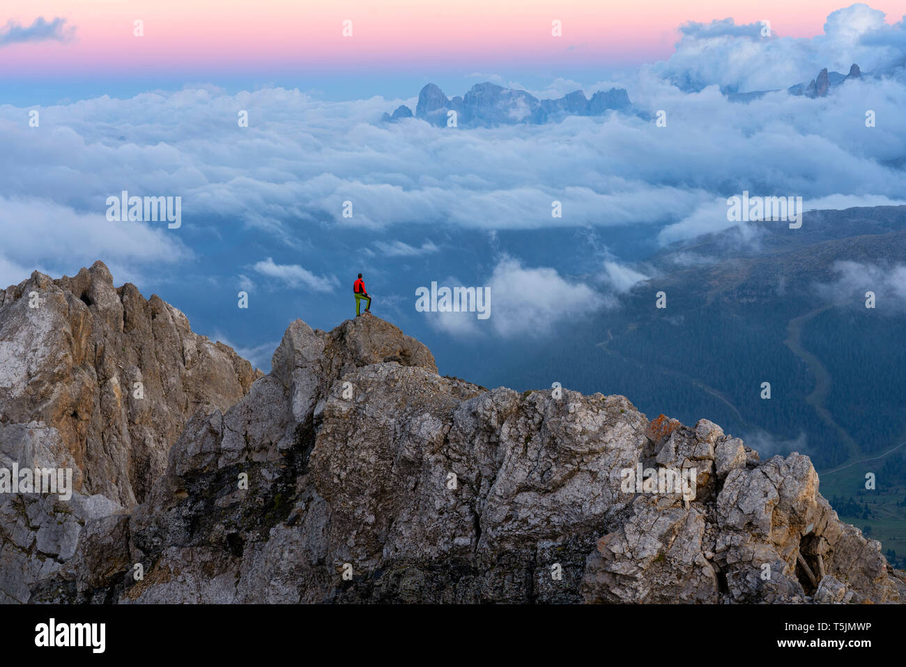 Italien, Venetien, Dolomiten, Alta Via Bepi Zac, Bergsteiger auf Pale di San Martino die Berge bei Sonnenuntergang Stockfoto