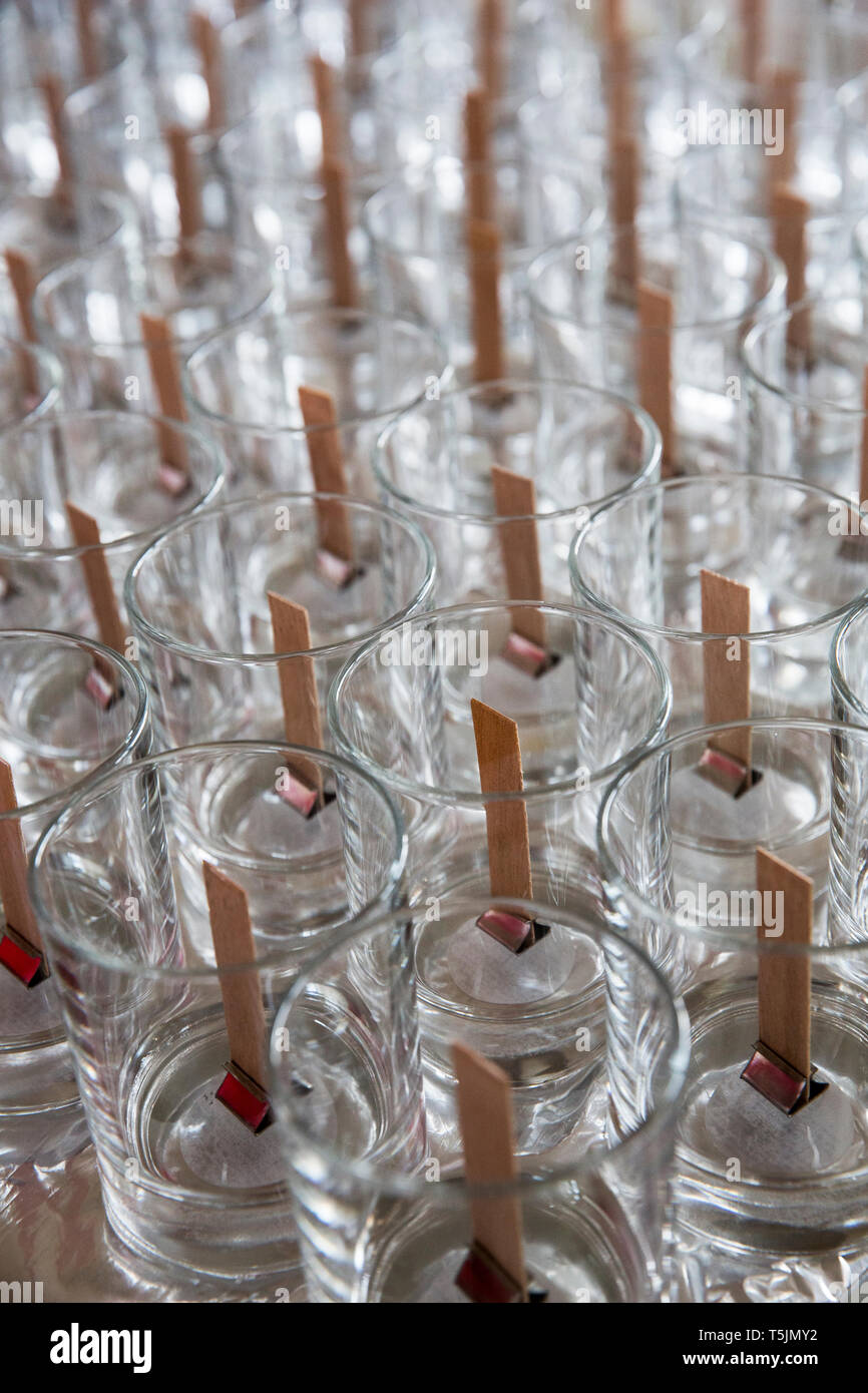 Hohen Winkel in der Nähe der leeren Gläsern mit Holz- Wicks, für die Herstellung von Kerzen. Stockfoto