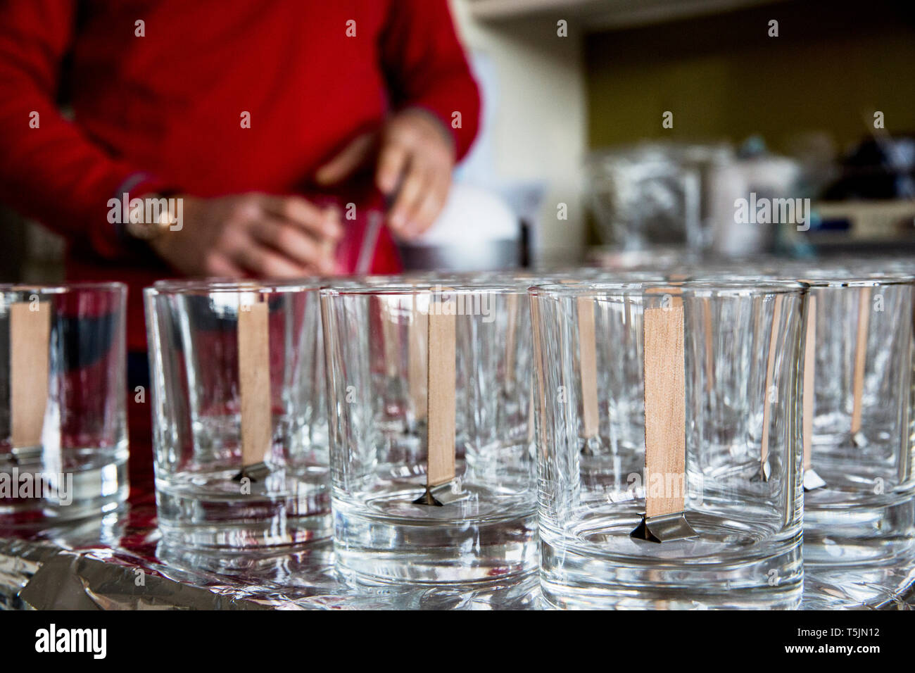 Nahaufnahme von leeren Gläsern mit Holz- Wicks, für die Herstellung von Kerzen. Stockfoto