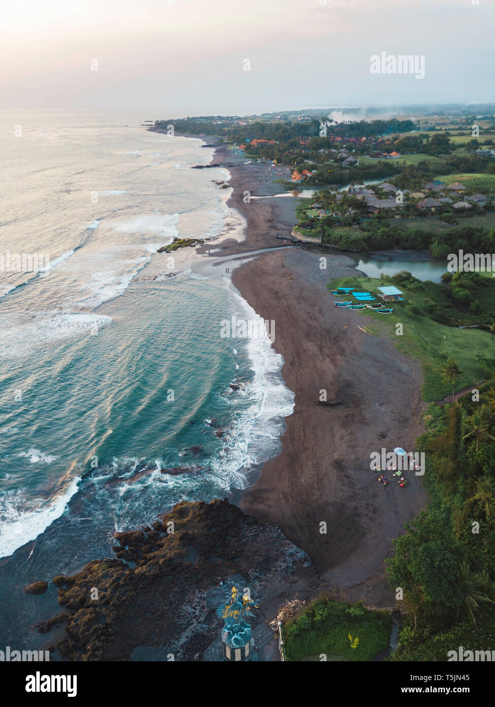 Indonesien, Bali, Luftaufnahme von Pererenan Strand, Gajah Mina Statue Stockfoto