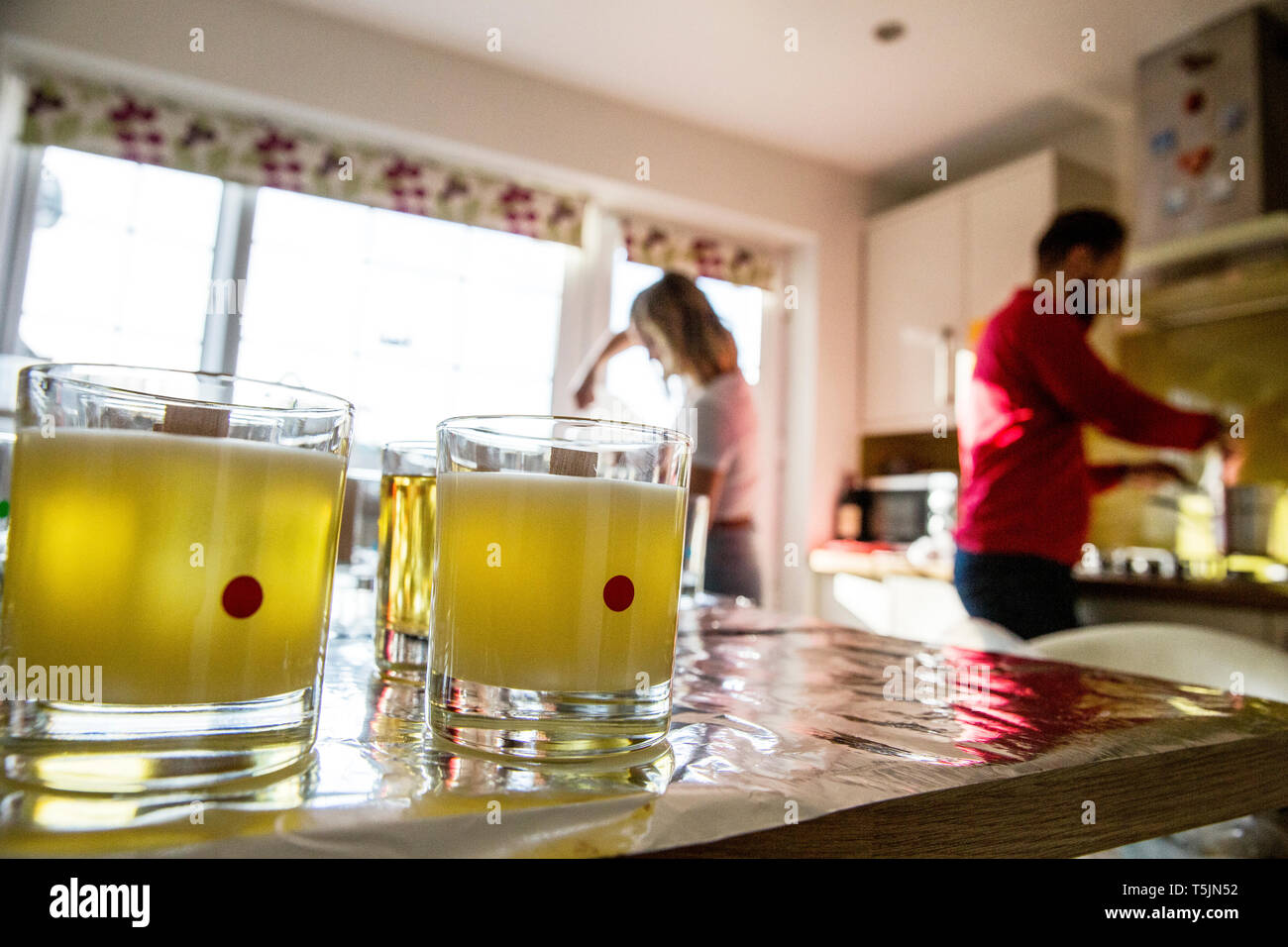 Mann und Frau, die in einer häuslichen Küche, sodass jar Kerzen. Stockfoto