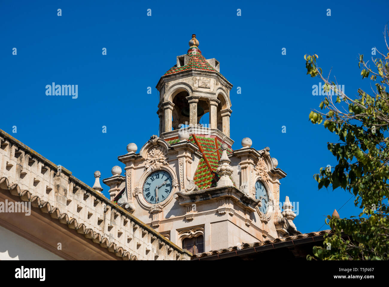 Spanien, Balearen, Mallorca, Alcudia, Rathaus, Uhr Stockfoto