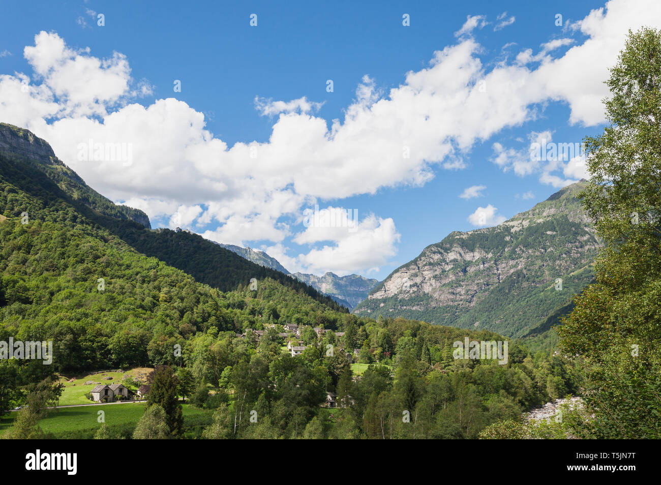 Schweiz, Tessin, Verzasca Tal, Berge Stockfoto