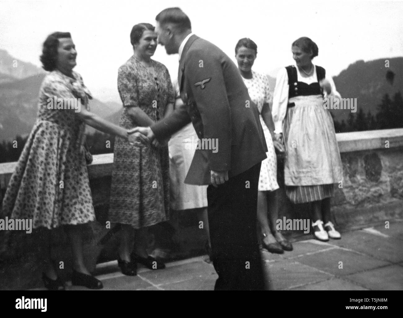 Eva Braun Sammlung (dvadvadaset) - Adolf Hitler Begrüßung der Gäste. 1938 Stockfoto