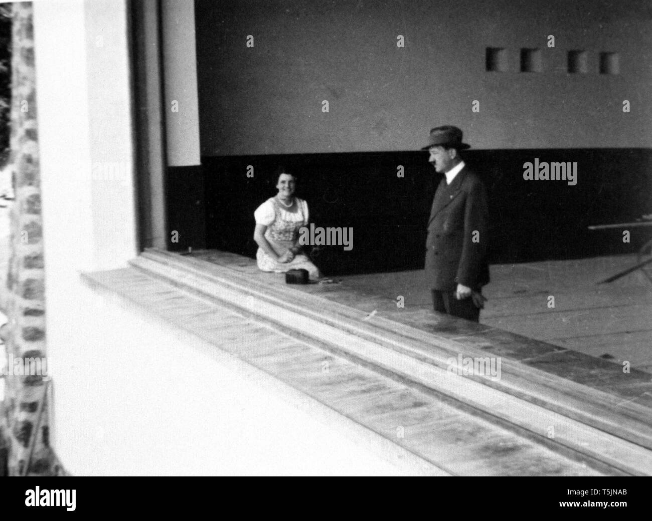 Eva Braun Collection (Album 3) - Mann und Frau im freien Ende der 1930er und frühen 1940er Jahren (man ist vielleicht Adolf Hitler) Stockfoto