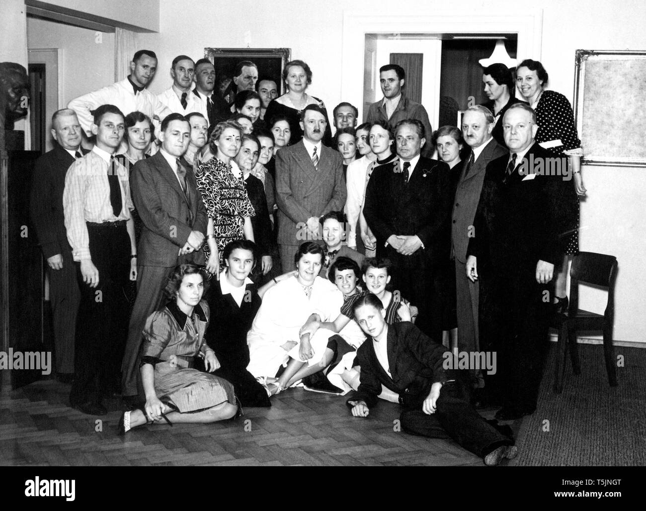 Eva Braun Collection (Album 5) - Hitler als Teil einer Gruppe portrait Ca. späten 1930er oder frühen 1940er Jahren (nicht in Uniform) Stockfoto