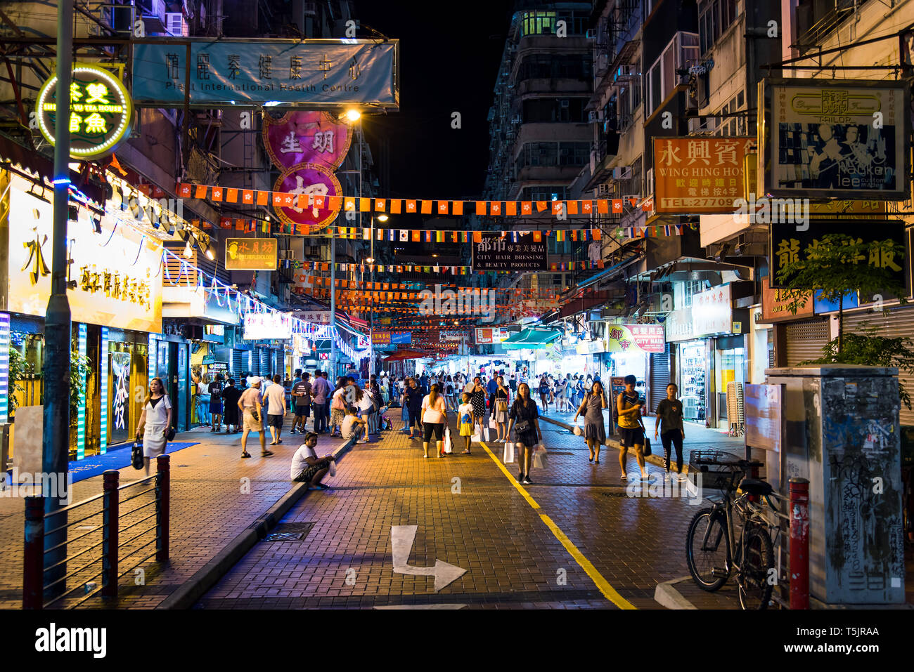 Hongkong - August 7, 2018: Temple Street Nacht Markt in Hongkong mit vielen Geschäften und Besucher bei Nacht Stockfoto