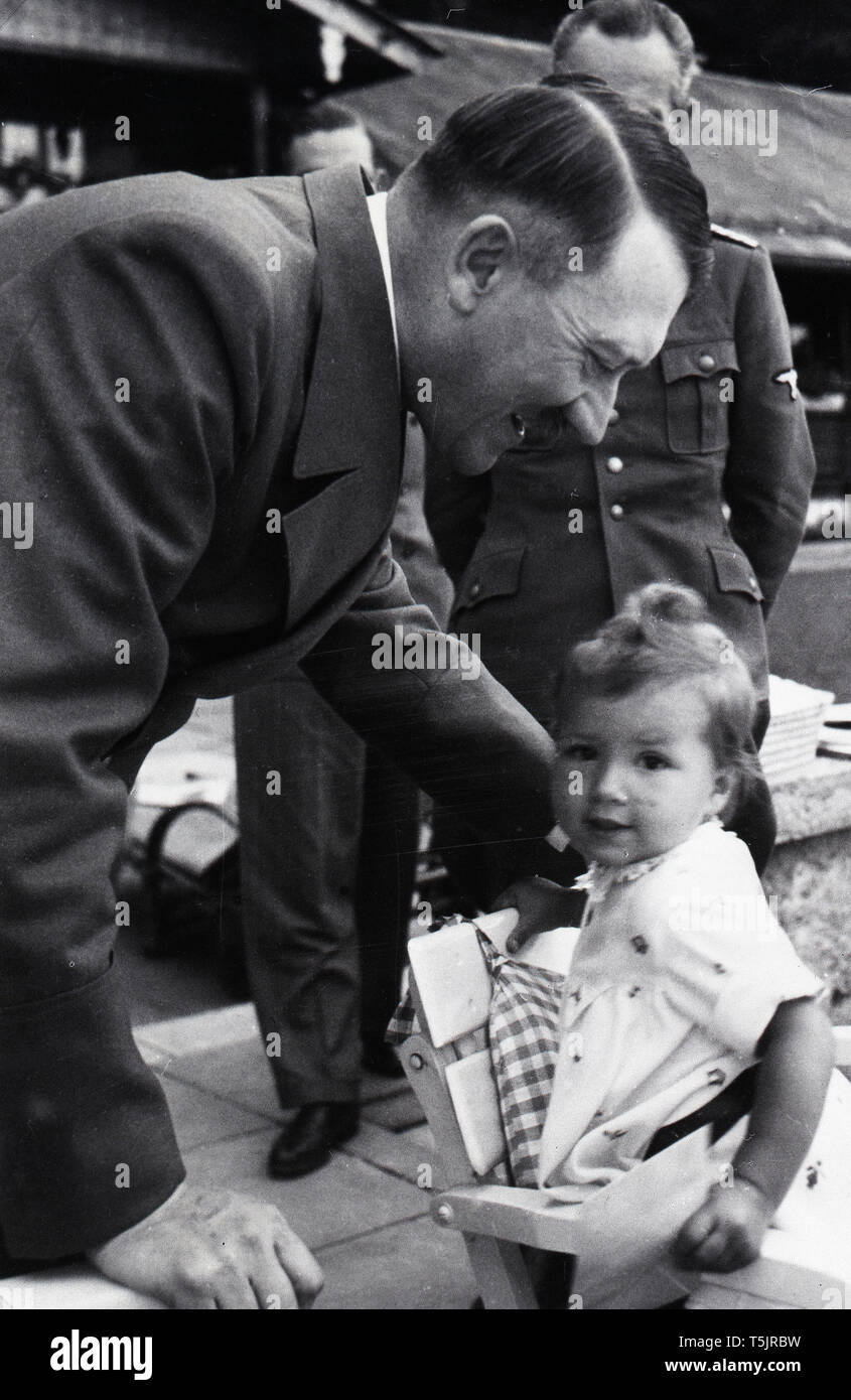 Eva Braun Sammlung (ossam) - Adolf Hitler und ein kleines Mädchen namens Uschi Schneider Ca. späten 1930er oder frühen 40er Jahren (Adolf Hitler und Urslula Schneider) Stockfoto