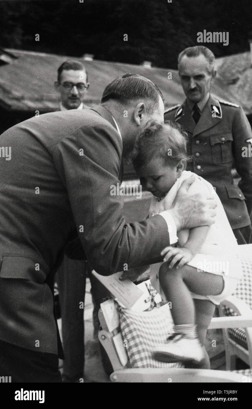 Eva Braun Sammlung (ossam) - Adolf Hitler und ein kleines Mädchen namens Uschi Schneider Ca. späten 1930er oder frühen 40er Jahren (Adolf Hitler und Urslula Schneider) Stockfoto