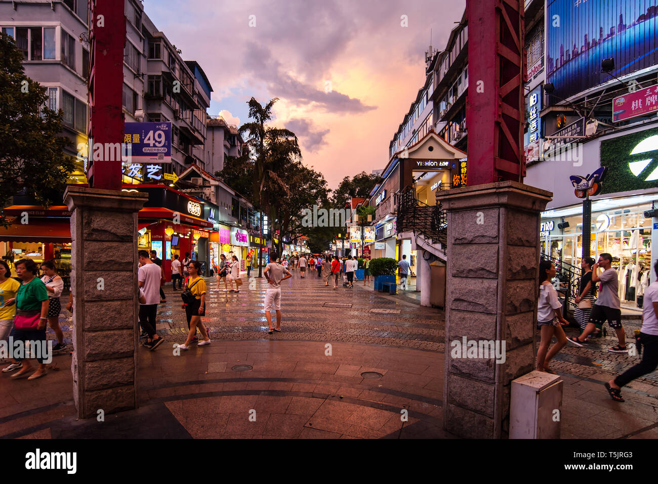 Guilin, China - 26. Juli 2018: Die hauptfußgängerzone Zhengyang in Guilin, berühmten Reisen Stadt in China voll mit um Menschen zu Fuß Stockfoto