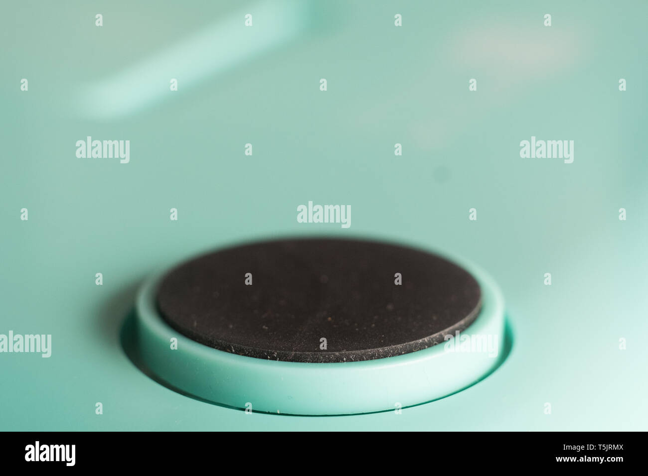 Schwarze Stift drücken. Weiße leere Plakette pin Brosche Stockfoto