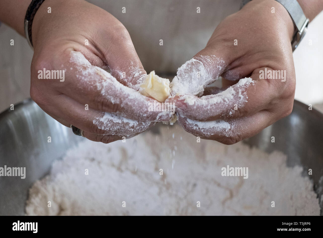 In der Nähe der Person reiben in Butter und Mehl für ein zwischen ihren Finger Tips bröckeln. Stockfoto