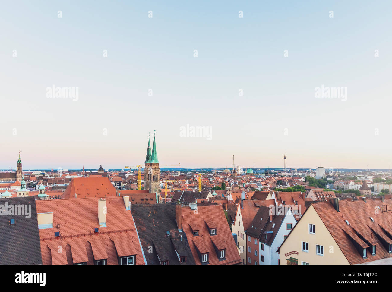 Deutschland, Nürnberg, Altstadt, Stadtbild mit St. Sebaldus Kirche, Abendhimmel Stockfoto
