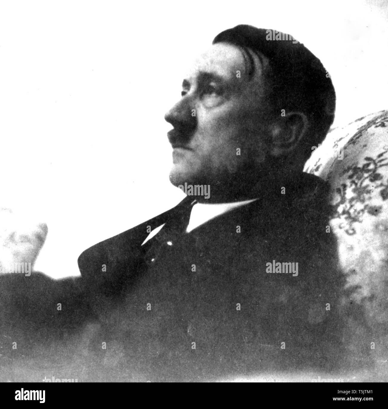 Eva Braun Sammlung (Dvadeset ossam) - Adolf Hitler in einem Stuhl sitzend Stockfoto