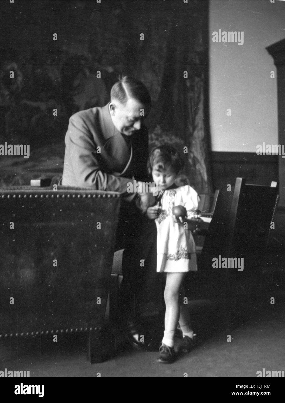Eva Braun Sammlung (dvanaest) - Adolf Hitler mit kleinen Mädchen (wahrscheinlich Ursula Schneider) Ca. 1930s oder 1940s Stockfoto