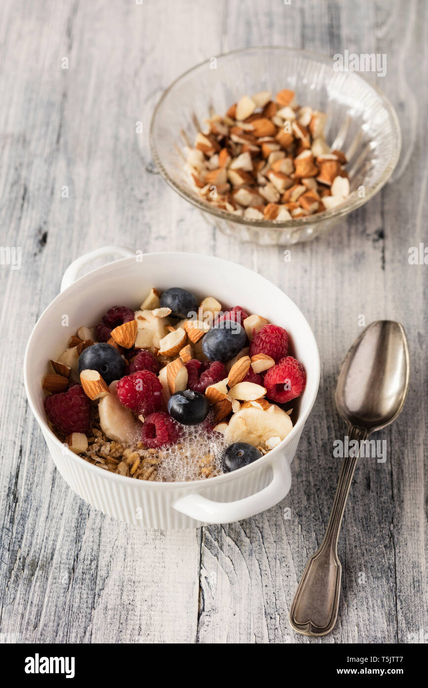 Getreide mit Mandelmilch, Nüsse und Beeren, vegan Stockfoto