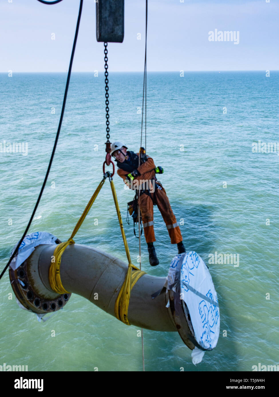 Abseilers rigging Equipment auf Offshore Plattform Stockfoto