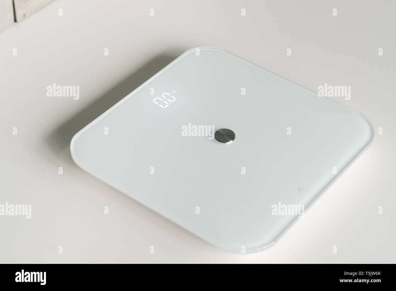 Küchenwaage auf weißem Hintergrund Stockfoto